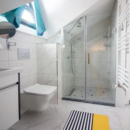 Goektuerk's Finest 2br Stylish, Spacious & Prime *